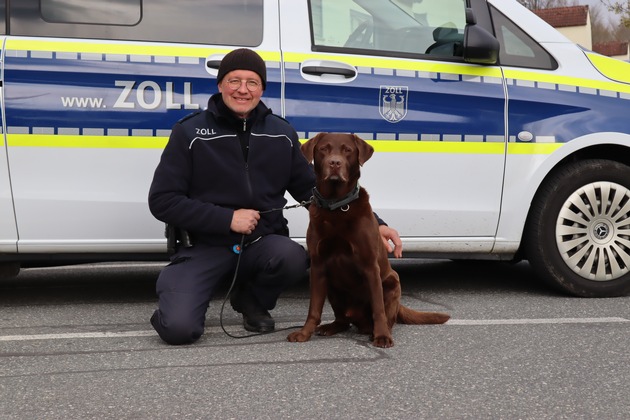 HZA-R: Erfolgreiche Zusammenarbeit zwischen deutschem und tschechischem Zoll: Drogenspürhund &quot;Dobby&quot; wird bei gemeinsamen Buskontrolle in Karlsbad fündig