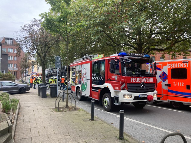 FW-EN: Verkehrsunfall zwischen LKW und PKW