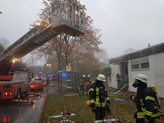 FW-Erkrath: Kaminbrand droht auf Dach überzugreifen