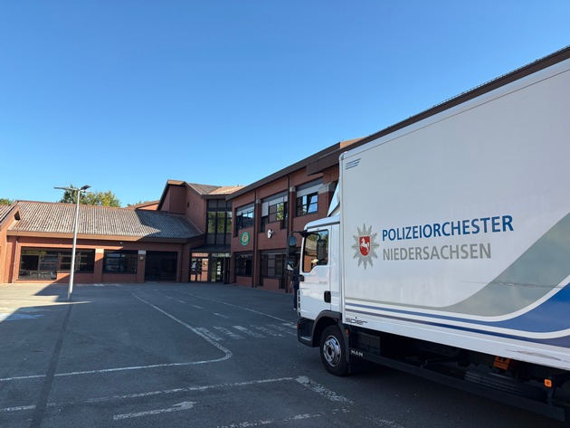 POL-HM: Präventions-Workshop mit dem Polizeiorchester Niedersachsen an Grundschule am Rosenbusch - Miteinander statt Ausgrenzung