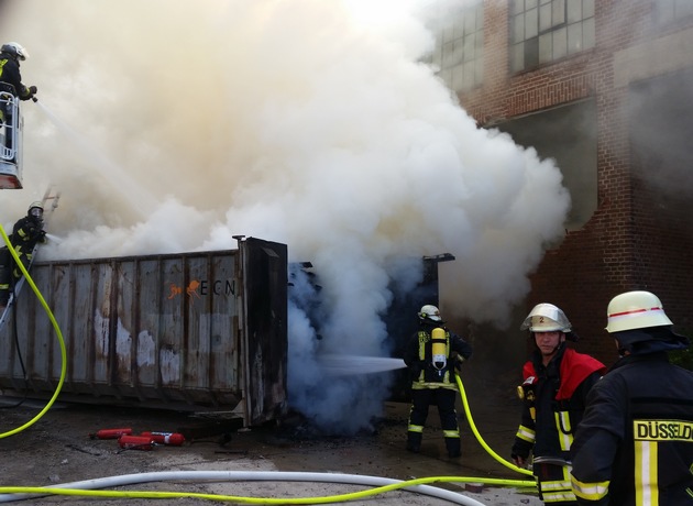 FW-D: Altholz auf Abrissgelände geriet in Brand