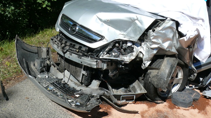 POL-DN: Schwerverletzte nach Verkehrsunfall auf der L 253