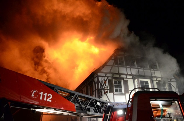 FW-CW: Ehemaliges Hotel im Stadtkern von Neubulach im Vollbrand