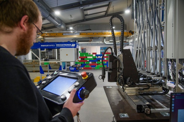 Roboter CoboTank übernimmt schwere Lasten im Hafen: Pressemitteilung und Medieneinladung