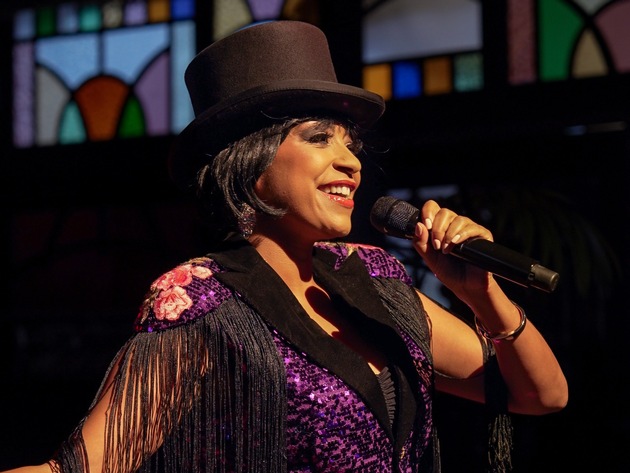 Ausverkauftes Spiegelzelt: Premiere von Salon Spectacle in Rapperswil