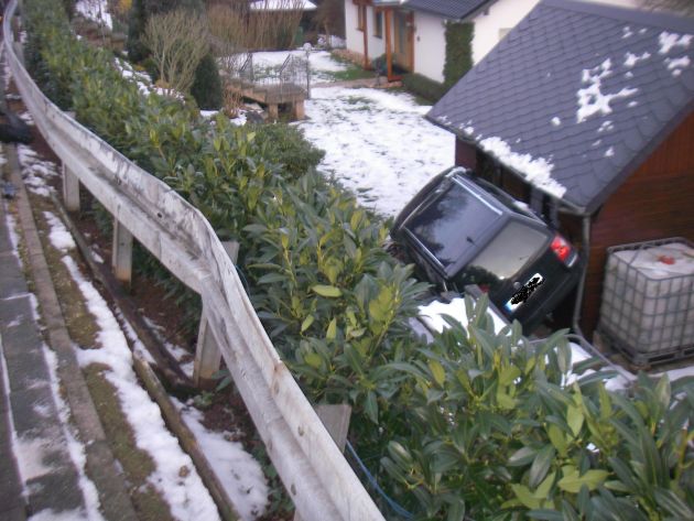 POL-DN: Nach Motorpanne Abhang hinuntergerollt und gegen Gartenhaus gestürzt