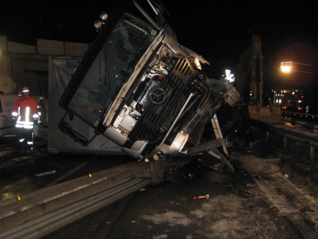 POL-WL: Sattelzug kommt nach links von der Fahrbahn ab und kippt um +++ Autobahn 261 in Richtung Hamburg am Buchholzer Dreieck voll gesperrt +++ Schadenshöhe ca. 200.000 Euro