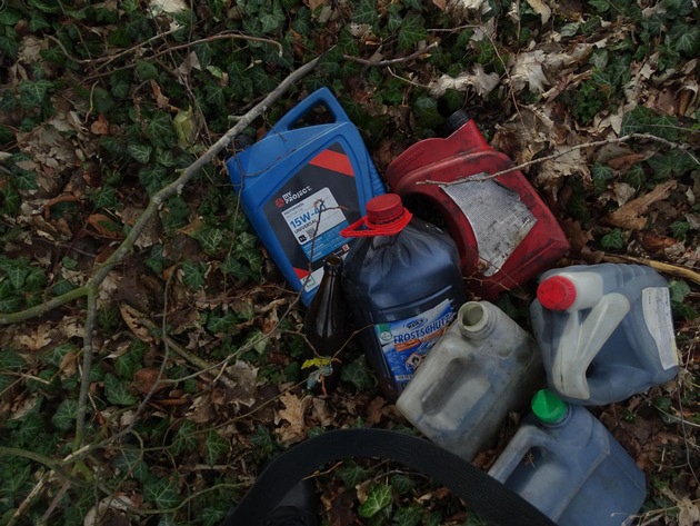 POL-SE: Bilsen - Umweltsünder entsorgen mehrere Kanister mit Altöl - Polizei sucht Zeugen