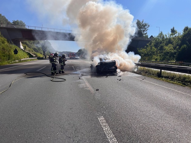 FW-EN: Verkehrsunfall auf der Autobahn - Fahrzeugbrand sorgt für Vollsperrung