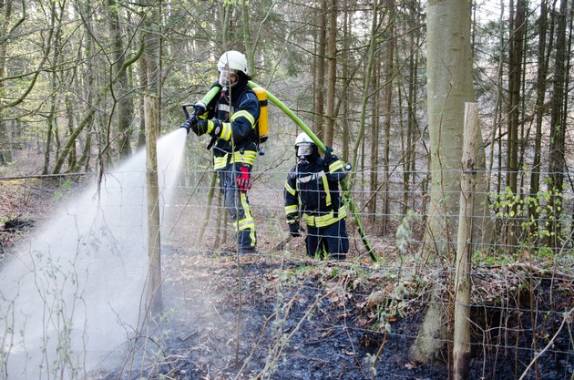 FW-RD: Waldbrand in Felde - 100 Einsatzkräfte im Einsatz In der Straße Sandweg, in Felde, kam es Heute (28.04.2021) gegen 17:35 Uhr zu einem Feuer im Wald