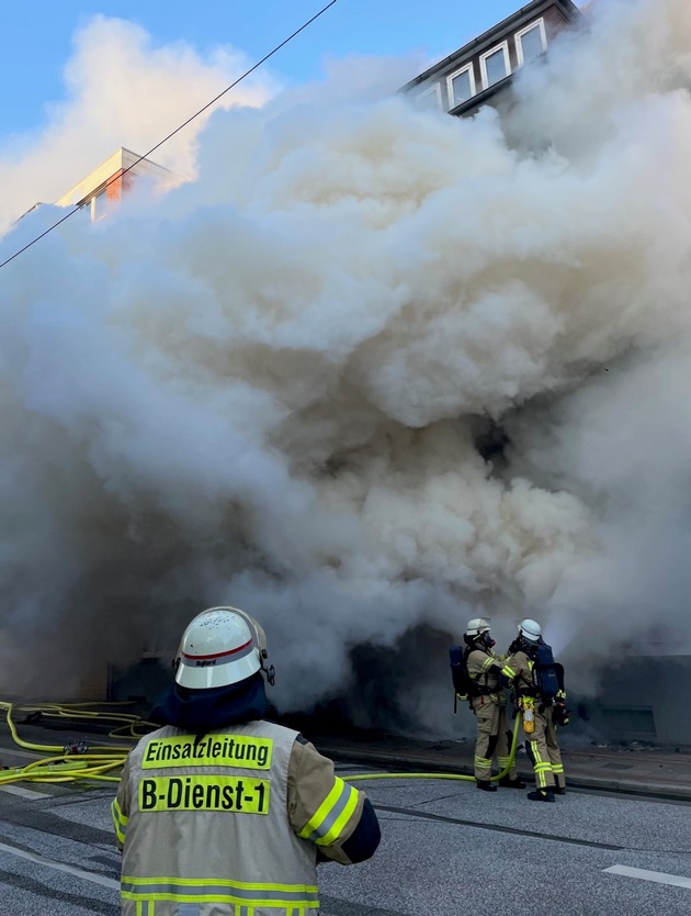 FW Bremerhaven: Wohnungsbrand in einem Mehrfamilienhaus