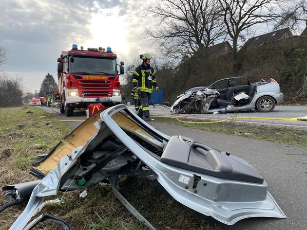FF Bad Salzuflen: Feuerwehr befreit Fordfahrer nach schwerem Unfall aus seinem Wagen / Lkw landet nach Aufprall im Graben. B 239 in Bad Salzuflen ist für mehrere Stunden voll gesperrt