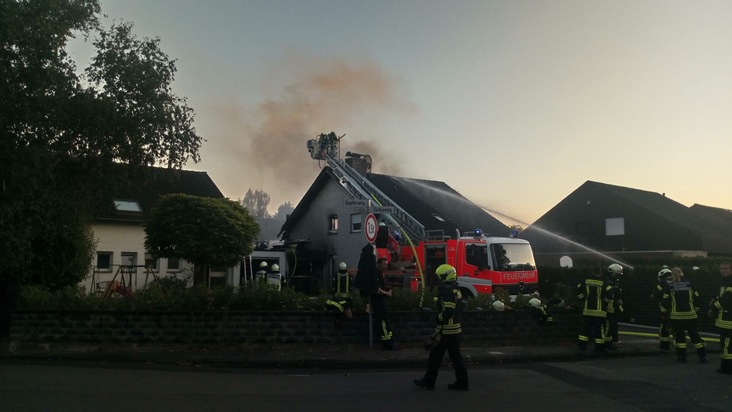 FW-NE: Einfamilienhaus in Vollbrand - Nachbarhaus durch die Brandausbreitung beschädigt