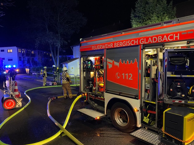 FW-GL: Feuerwehr rettet Person und Katze aus brennender Wohnung im Stadtteil Herkenrath von Bergisch Gladbach