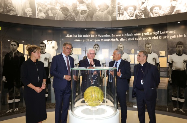 Medienmitteilung: Bundespräsident mit Botschaftern im Fußballmuseum