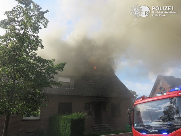 POL-KLE: Emmerich - Feuer greift bei Abflämmarbeiten auf Wohnhaus über /