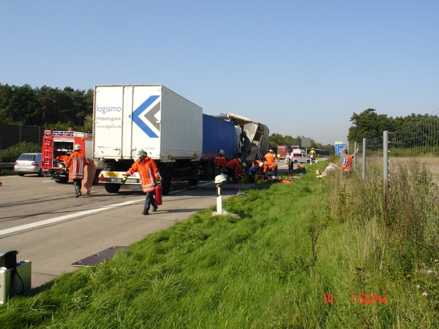 POL-WL: Lkw fährt in Stauende auf der Autobahn, ein Schwerverletzter, vier Leichtverletzte und hoher Sachschaden