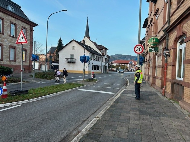 POL-PDLD: Bad Bergzabern - Polizei als Freund und Helfer der jüngsten Verkehrsteilnehmer