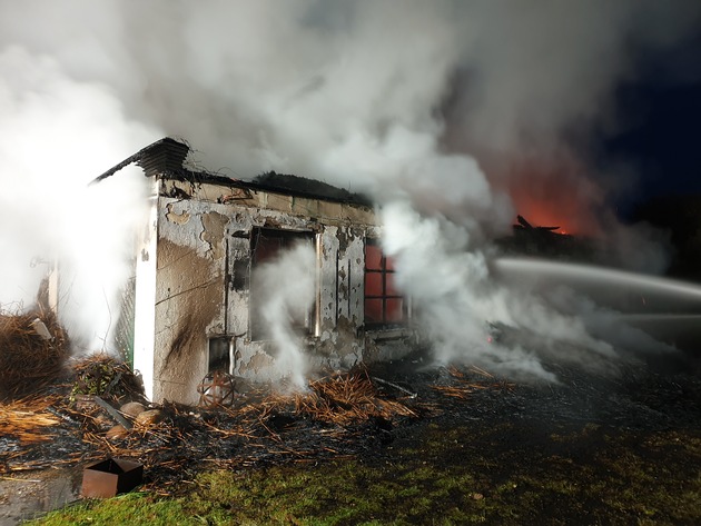FW-RD: Großbrand in Schülp bei Nortorf (Kreis Rendsburg-Eckernförde) Reetdachgebäude brennt nieder