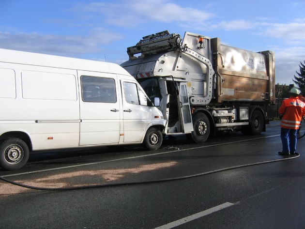 POL-WL: Kleintransporter prallt auf Müllfahrzeug