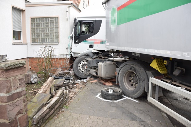 POL-HM: Stundenlange Sperrung der Bundesstraße 83 nach Verkehrsunfall