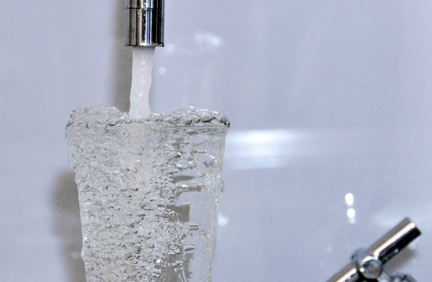 Bundesindustrieverband Technische Gebäudeausrüstung e.V.: Sicheres Leitungswasser im Sommer: So bleibt Ihr Trinkwasser auch bei einem längeren Urlaub einwandfrei