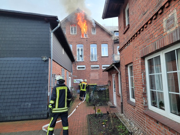 FW-ROW: Feuer im Dachgeschoss eines Wohn- und Geschäftshauses im Stadtzentrum