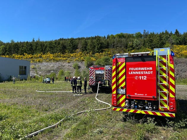 FW-OE: Jugendfeuerwehr übt den Ernstfall bei Gerätebau Linn in Lennestadt-Oedingen