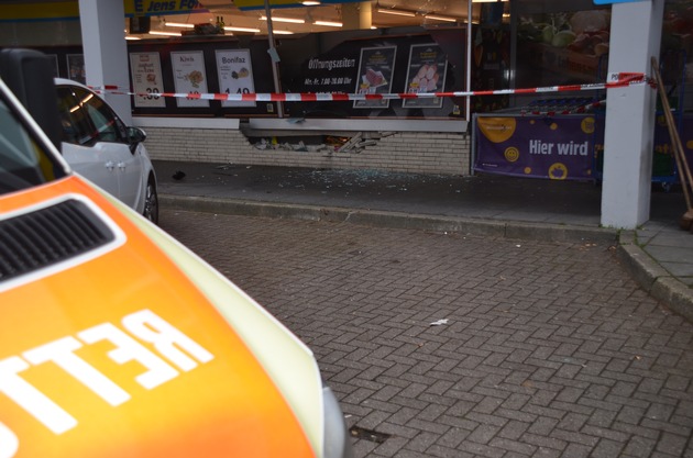 POL-STD: 82-jährige Autofahrerin fährt in Stade in Supermarktschaufenster