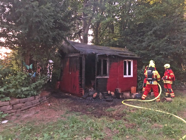 POL-ME: Holzhütte auf Schulgelände wurde durch Feuer zerstört - Heiligenhaus - 2208061