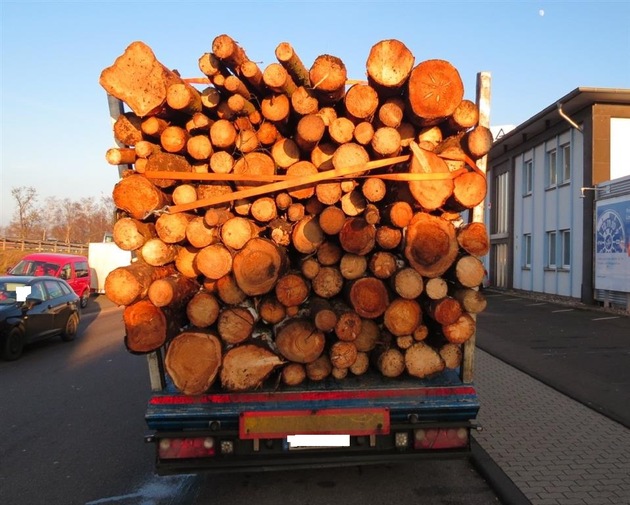 POL-PPTR: Holztransport mit technischen Mängeln, zu breit und zu schwer unterwegs