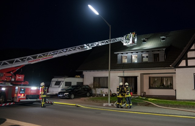 FW-OE: Brand im Dachgeschoss - PKW-Fahrer warnen Bewohner vor Feuer