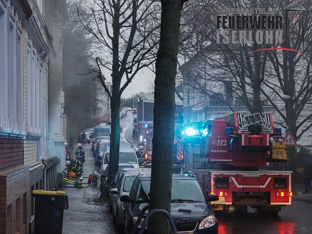 FW-MK: Küchenbrand: Frau rettet sich mit einem Sprung aus dem Fenster