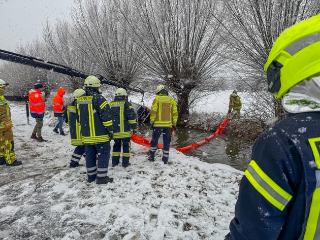 FW Flotwedel: Technische Hilfeleistung nach Verkehrsunfall - Landkreisübergreifender Einsatz zwischen Nienhof und Flettmar (LK Gifhorn)