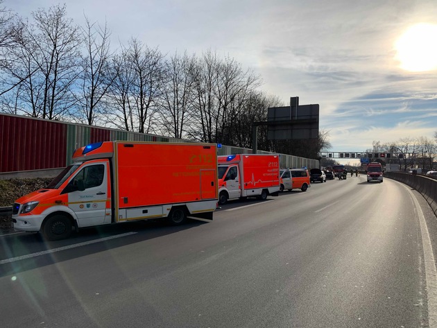 FW-BO: Verkehrsunfall mit zwei PKW und zwei Verletzten auf der BAB 40 in Bochum.