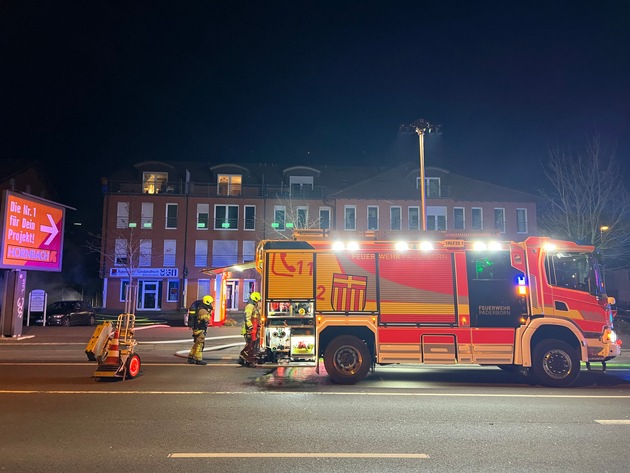 FW Paderborn: Brand mehrerer M&uuml;llcontainer direkt am Wohngeb&auml;ude