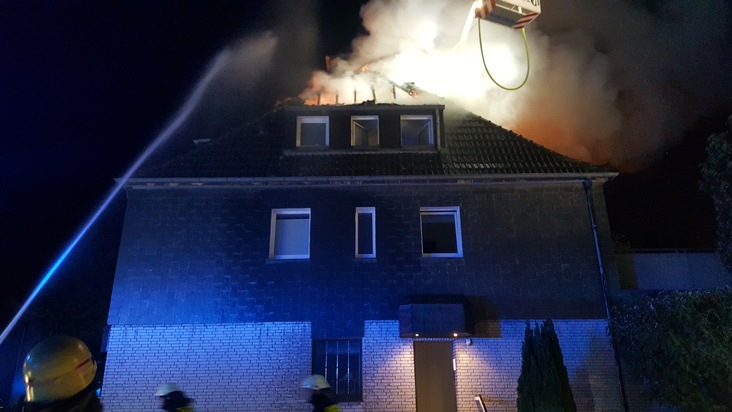 FW-RE: Dachstuhlbrand in voller Ausdehnung - keine Verletzten