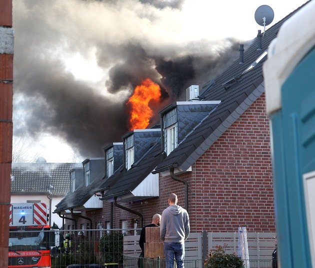 FW-E: Feuer im Dachgeschoss eines Einfamilienhauses, drei Personen verletzt