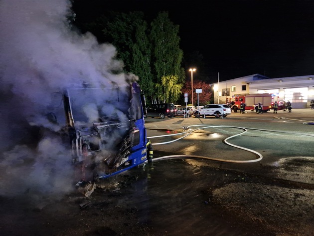 FW Celle: LKW-Brand direkt vor dem Feuerwehrhaus