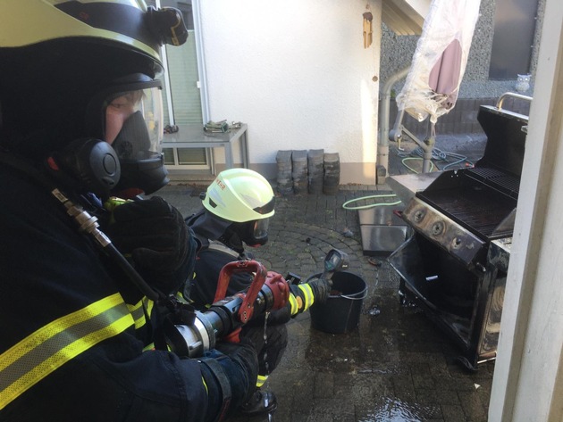 FW-PL: Feuerwehr rückt innerhalb einer Stunde zur Rauchentwicklung aus Gebäude und brennendem Gasgrill aus. Zwei Verletzte versorgt.