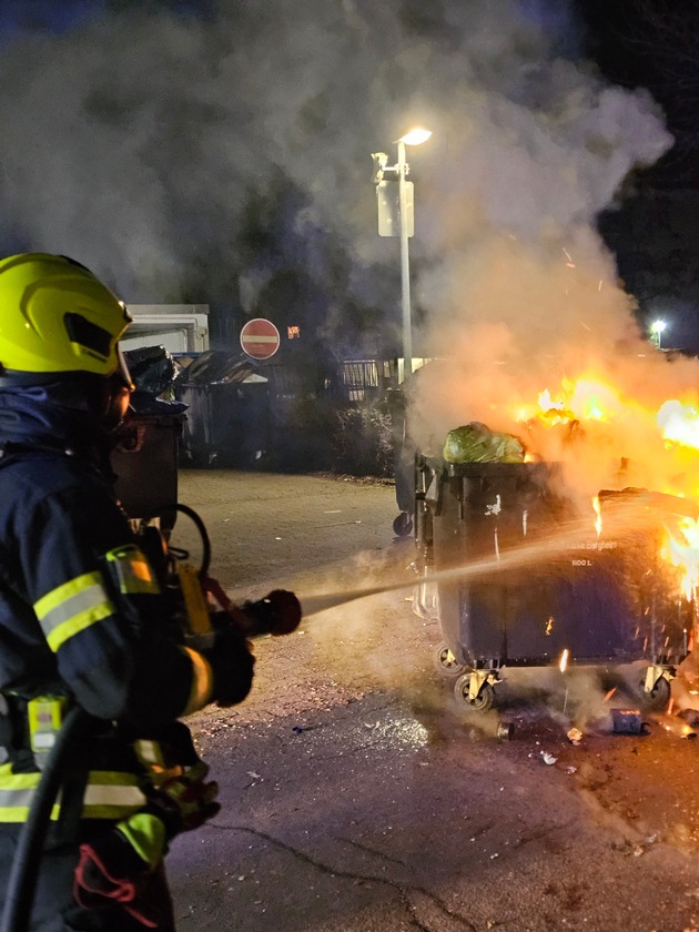 FW Bergheim: Silvesterbilanz der Feuerwehr Bergheim Drei Feuer an Gebäuden und mehrere Kleinbrände