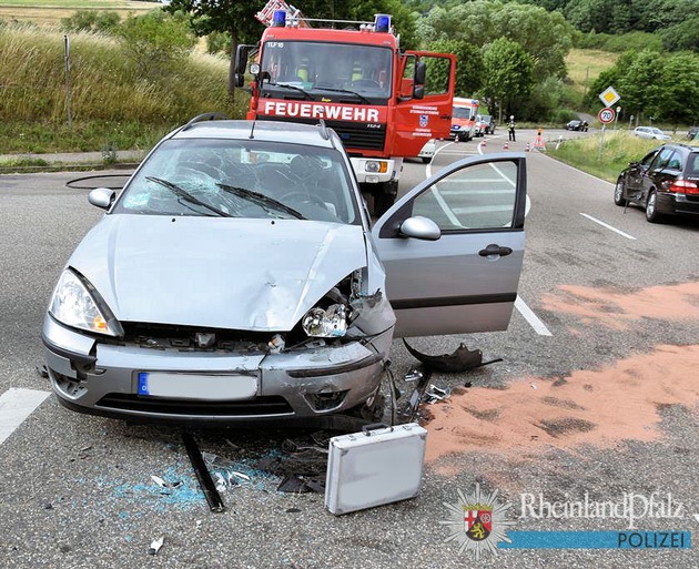 POL-PPWP: Vorfahrt missachtet - drei Verletzte