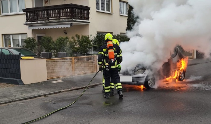 FW Sankt Augustin: Feuerwehr Sankt Augustin löscht PKW-Brand in Hangelar