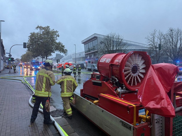 FW-MH: Erste Folgemeldung zum Großbrand an der Kölner Straße