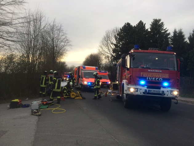FW Mettmann: Verkehrsunfall mit eingeklemmter Person auf dem Südring/B7 in Mettmann