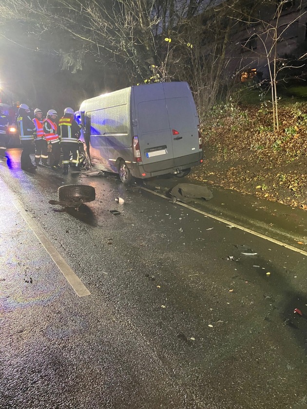 FW-EN: Verkehrsunfall zwischen PKW und Transporter - Zwei Verletzte