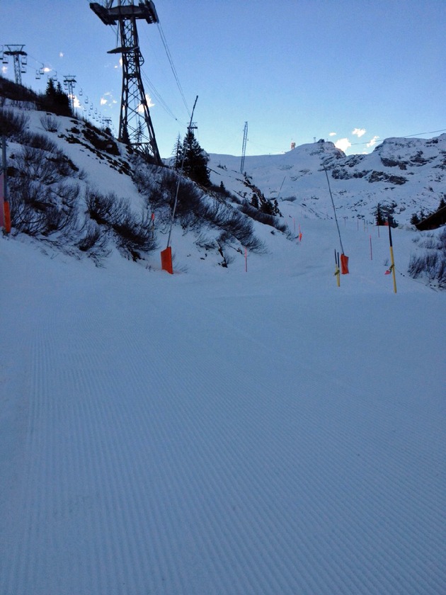 &quot;Viel besser als ich mir vorstellte&quot; - sagten viele Schneesportler am letzten Wochenende / Alle Hauptpisten vom Titlis bis Trübsee sind geöffnet und die Pistenverhältnisse bis 2&#039;000 Meter sind gut (BILD)