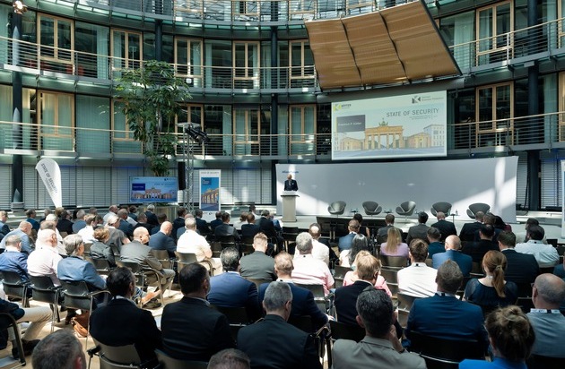 KÖTTER Services: Sicherheitskonferenz am Brandenburger Tor: Hybride Bedrohungen im Fokus von Experten aus Wirtschaft und Politik