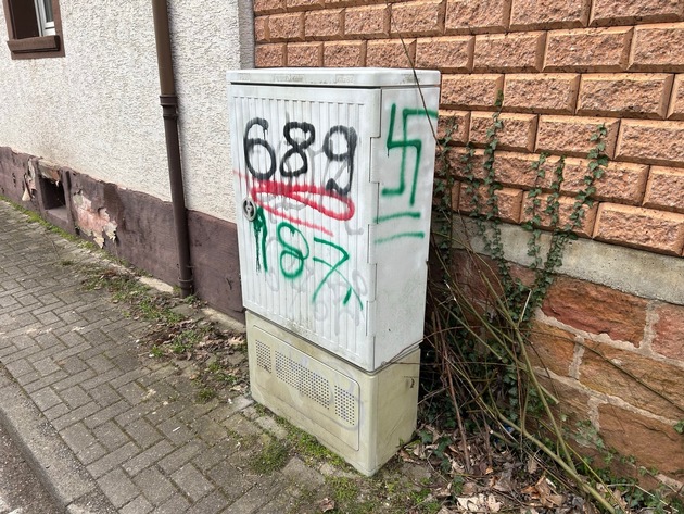 POL-PDKL: Graffiti an acht Häusern