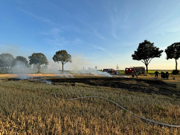 FW-KLE: Ausbreitungsgefahr groß: Freiwillige Feuerwehr Bedburg-Hau trainiert das Löschen von Flächenbränden